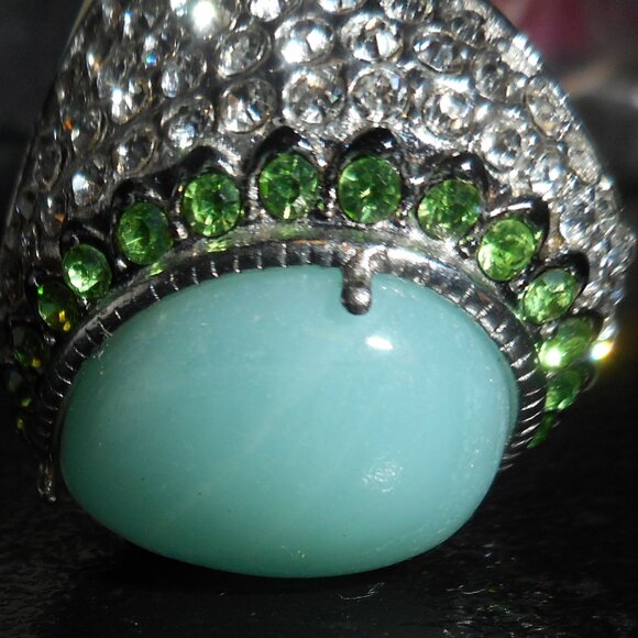 Ladies Large Green Domed Rhinestone Ring sz 9 I can't find any markings ... - Picture 3 of 6